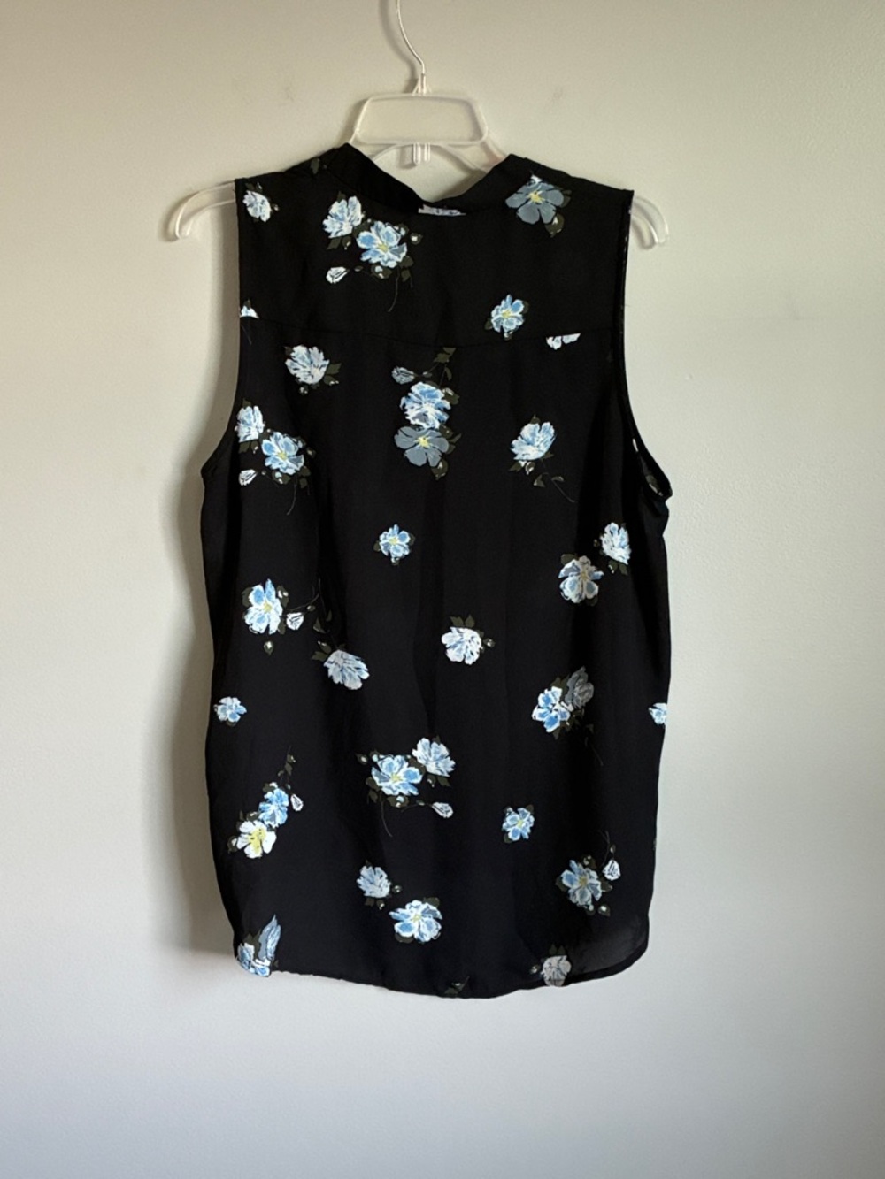 Mossimo Supply Co. Black Sleeveless V-Neck Blouse with Light Blue Floral Print - Picture 4 of 5